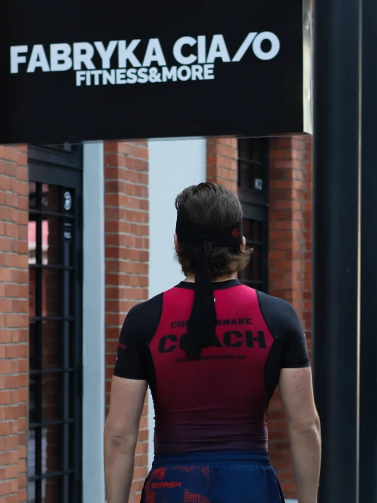 Holistyczny Trener Personalny Karol Domański prowadzi treningi personalne na siłowni Fabryka Ciao przy ulicy Fabrycznej 13 w Krakowie. Holistyczny Trener Personalny Karol Domański prowadzi treningi personalne na siłowni Fabryka Ciao przy ulicy Fabrycznej 13 w Krakowie.