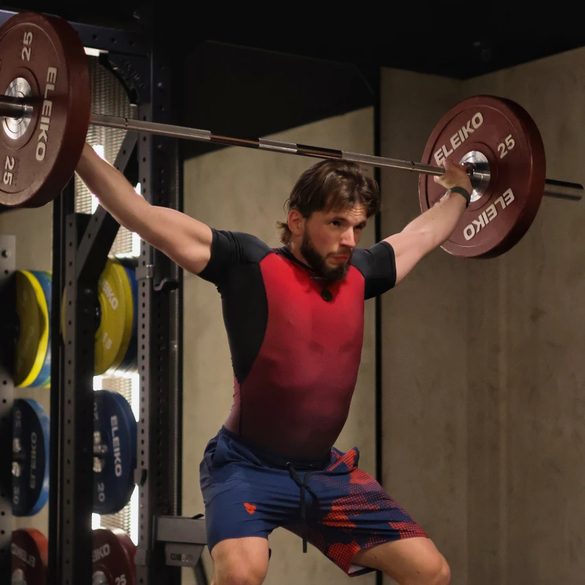 Holistyczny Trener Personalny Karol Domański wprowadzi Cię w świat olimpijskiego dwuboju siłowego, zanim przekieruje Cię do innego profesjonalisty w tej dziedzinie.