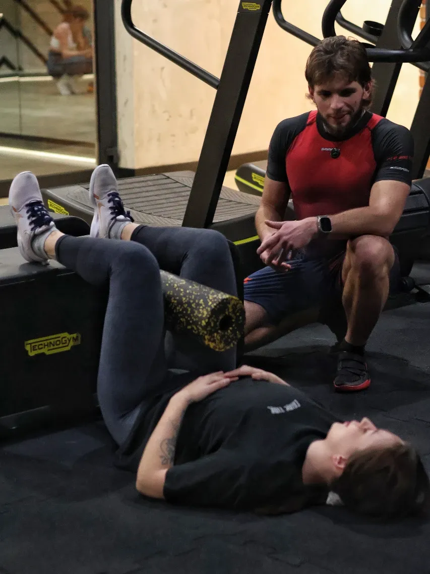 Holistyczny Trener Osobisty Karol Domański z Krakowa uczy się biomechaniki od Conora Harrisa.