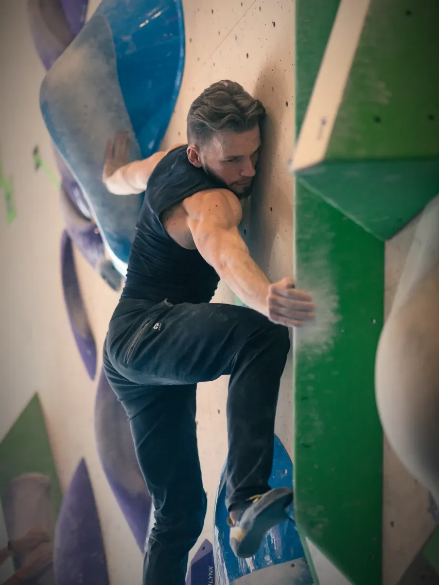 Holistyczny Trener Personalny Karol Domański uprawia bouldering i regularnie wspina się na krakowskich ściankach wspinaczkowych Mood oraz Cube.